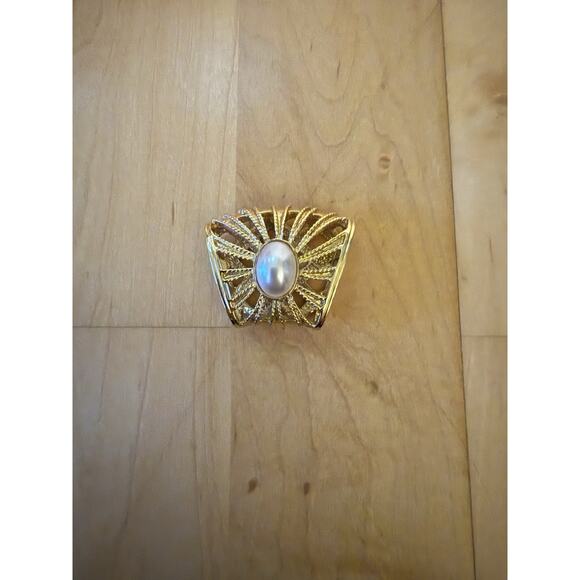 Vintage Women's Gold Tone w/Faux Pearl Scarf Clip holder - Picture 1 of 2